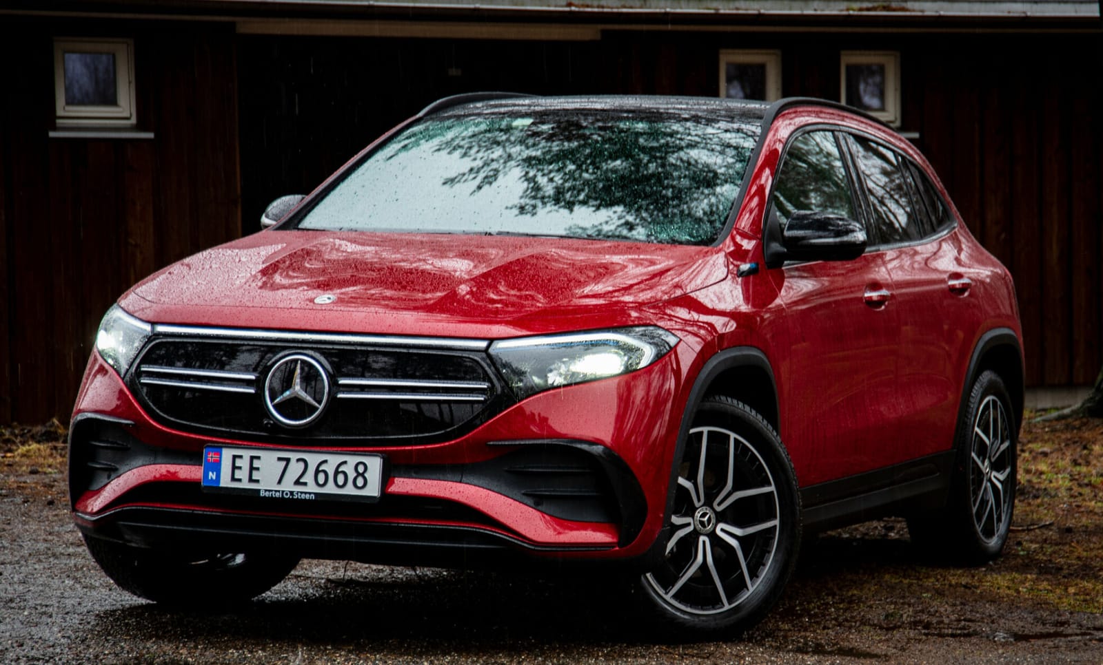 Mercedes EQA 300 4MATIC — image 2