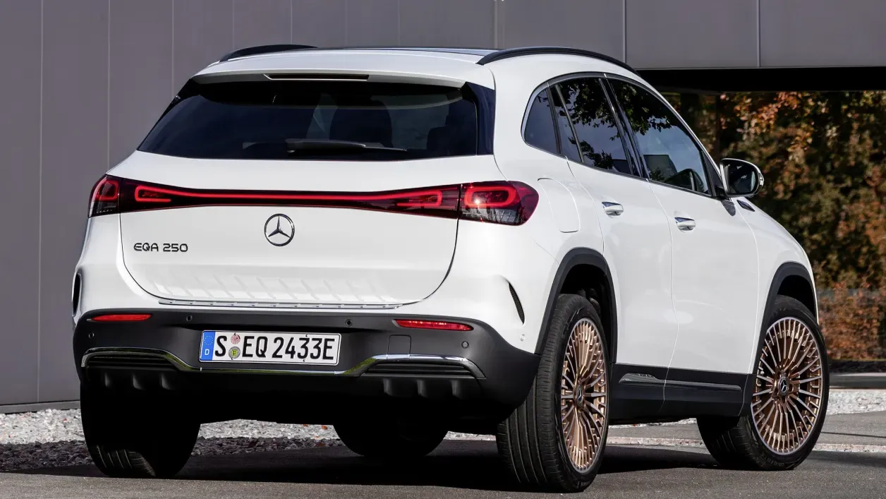 Mercedes EQA 300 4MATIC — image 4